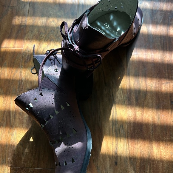 JBU Brown Ankle Booties Women’s Size 9.5 with Stylish Cut-out Design - Picture 7 of 7